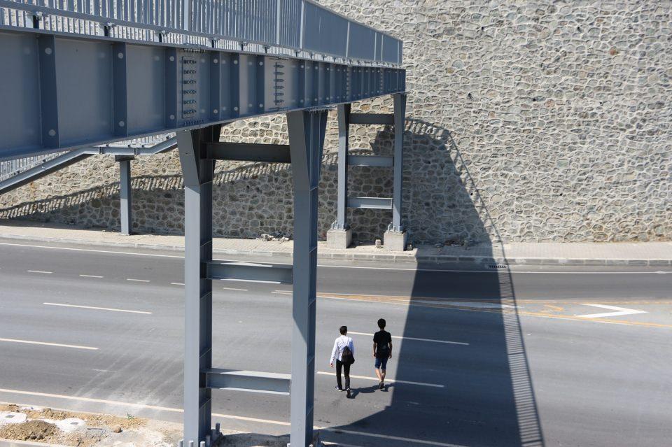 <p>Bir süre önce hizmete giren ve yaklaşık 400 metre uzunluğunda inşa edilen üst geçidin düz yol olan kısmından tekerlekli sandalyesi ile üst geçidi kullanmak isteyen engelliler, karşı tarafa geçtiğinde aşağıya inmek için merdiven engeli ile karşılaşıyor. </p>
