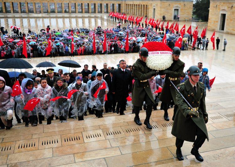 <p>Anıtkabirde gerçekleştirilecek olan törene öğrenciler ellerinde Türk bayraklarıyla eşlik ettiler.</p>
