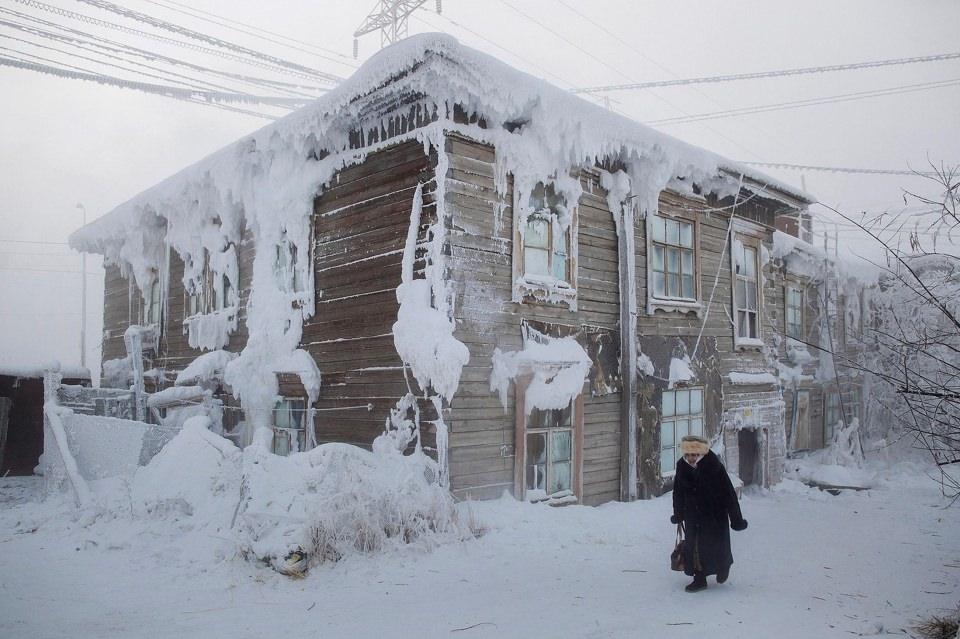 <p>Dünyanın en soğuk yerlerim yeri olan Yakutistan'da -53 derece soğukluğa rağmen okullar tatil edilmedi.</p>

