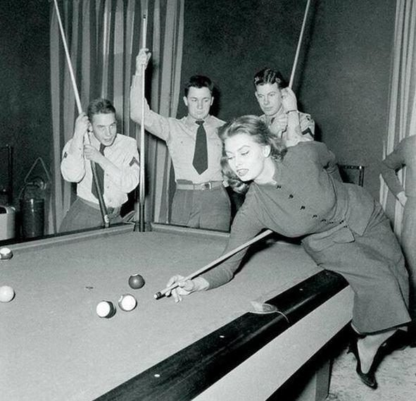 <p>Sophia Loren bilardo oynuyor, 1950'ler</p>

<p> </p>
