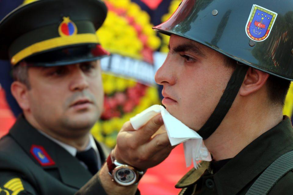 <p>Hakkari'nin Çukurca ilçesinde terör örgütü PKK mensuplarına yönelik sürdürülen operasyonda şehit düşen Astsubay Bahri Uçuş, memleketi Aydın'ın Kuyucak ilçesinde toprağa verildi.</p>