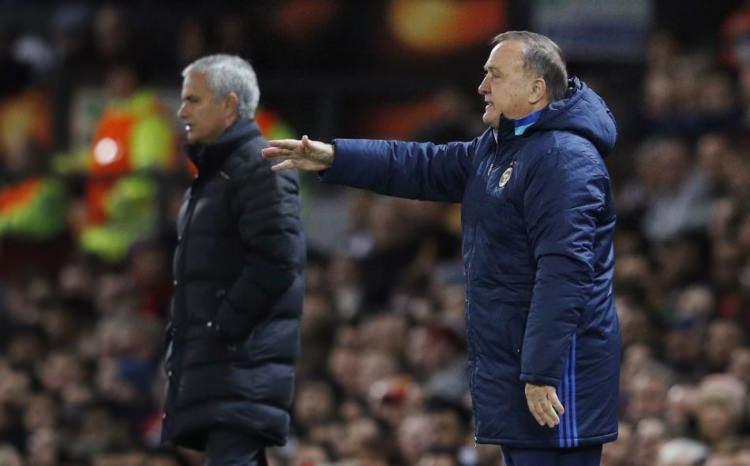 <p>Teknik olarak diyebiliriz ki 3 ön libero ile çıktı. Kadrom kısıtlı eyvallah ama Manchester'ın savunmasını topsuz koşturacak tek oyuncu Emenike. Özellikle 0-0 giden oyunda ihtiyaç vardı, hoca tercih etmedi. İkinci yarı Fenerbahçe atak oynadı. Bu tamamen Manchester izin verdiği için, kendimizi aldatmayalım.</p>
