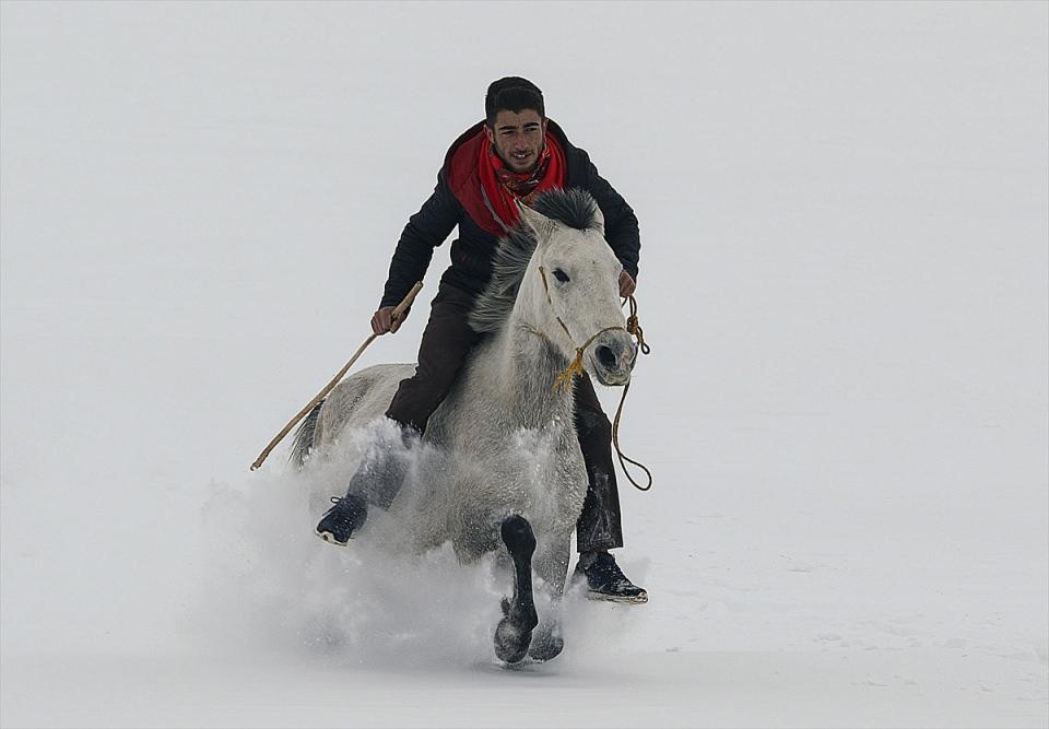 <p>Hayvanlarının bakımını yapan gençler, yer yer 1 metreyi bulan kar üstünde bir yandan yarışa hazırlanırken bir yandan da keyifli zaman geçiriyor.</p>
