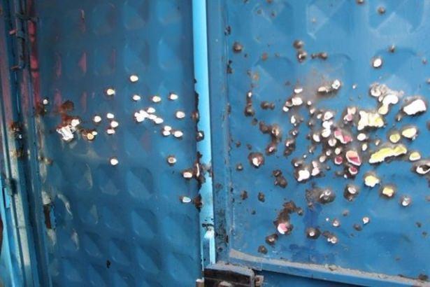 <p>Mahalle sakinlerinden kapılarını sürekli açık bırakmalarını isteyen teröristlerin buna karşı çıkan vatandaşların evlerinin dış kapılarını uzun namlulu silahlarla taradığı görüldü.</p>

<p> </p>
