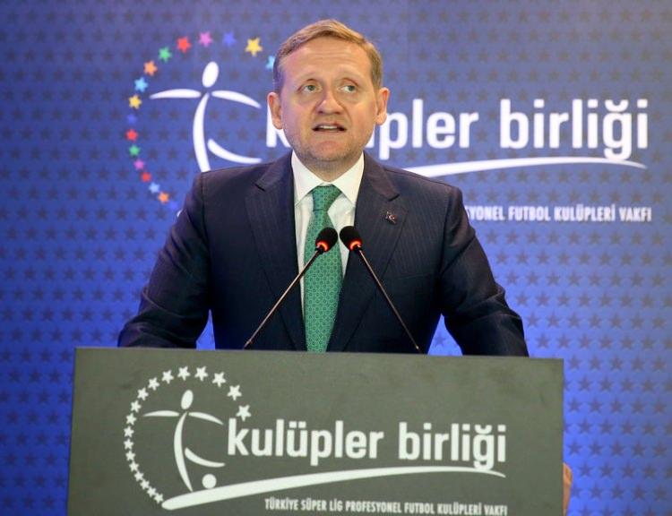 <p>Kulüpler Birliği Vakfı Başkanı Göksel Gümüşdağ internet üzerinden yaptığı açıklamada darbe girişimine sert tepki gösterdi ve şu ifadeleri kullandı:<br />
<br />
​"Türk futbol ailesine; Bugün demokrasiye sahip çıkma günü. Kulüpler Birliği olarak biz de demokrasiye, hür iradeye, halk desteğine kayıtsız şartsız evet diyoruz. Kulüpler Birliği'ni oluşturan 18 kulübün yönetimine, futbolcusuna, taraftarına, demokrasiye vermiş oldukları detsek için şükranlarımızı sunarız. Futbol ailesi bu demokrasi sınavından alnının akıyla çıkacaktır."</p>
