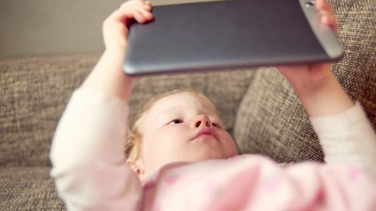 <p>Dokunmatik ekranlarla oynayan bebeklerin,<strong> oynamayan yaşıtlarına göre geceleri daha az, sabahları daha fazla uyuduğu ortaya çıktı.</strong></p>
