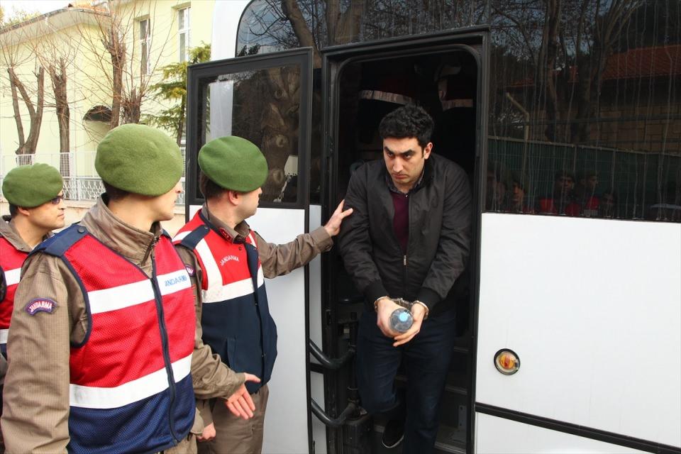 <p>Duruşmaya, darbe girişimi sırasında Lüleburgaz 65. Mekanize Piyade Tugay Komutanlığında uzman çavuş olarak görev yapan tutuksuz sanık Arif Durgut, savunması ile devam edildi. </p>
<p> </p>