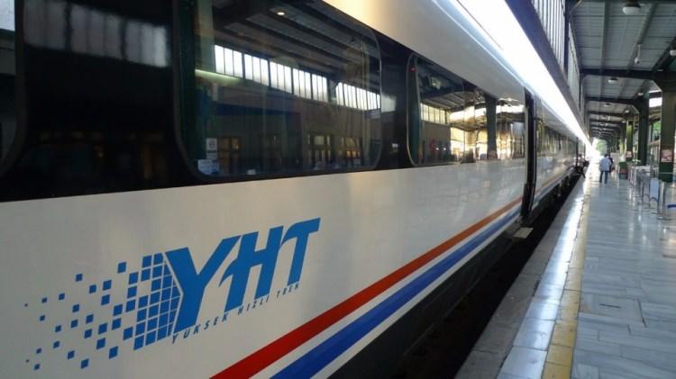 <p><strong>BURSA-BİLECİK HIZLI TREN PROJESİ</strong><br />
<br />
Sadece yolcu taşıyabilen YHT hatlarının yanı sıra yük ve yolcu taşımacılığının birlikte yapılabildiği 200 km/h hıza uygun, çift hatlı Hızlı Tren projeleri geliştirilmeye başlandı.</p>