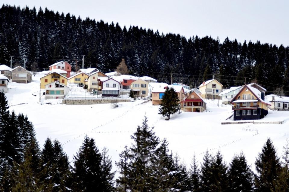<p> Havaalanının Ordu ve Giresun için büyük bir imkan sağladı. Özellikle Arap turistler yazın havaalanlarını kullanarak geliyorlar. Ordu-Giresun Havaalanı Doğu Karadeniz’e çok şey kattı. Yeşil Yol ile başlayan yol çalışmaları bu alanda iyileştirildi. Eğribel Tüneli yapılınca inşallah İç Anadolu’yu Karadeniz’e bağlama konusunda özellikle kışın sorun olmayacak. Bu alt yapılar bittiğinde Giresun kış turizminde de iddialı olacak ve gerçekten hak ettiği yeri alacaktır."</p>
<p> </p>