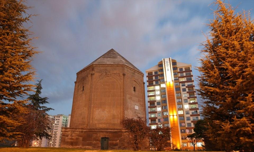 <p>"Bu türbelerin kapısı, penceresi yoktu. Mehmet ağabeyin katkılarıyla buraları onardık. Kayseri'de 39 türbe var, içinde 157 tane yatan var. Kimin de 2 kişi yatıyor, kiminde tek kişi. Yalnız değilim yardımcılarım var. Gönüllü olarak bana yardım eden kadınlar var. Bu yardımcı kadınlar, bana her gün telefon açarlar, 'yardıma gelelim mi' diye.</p>