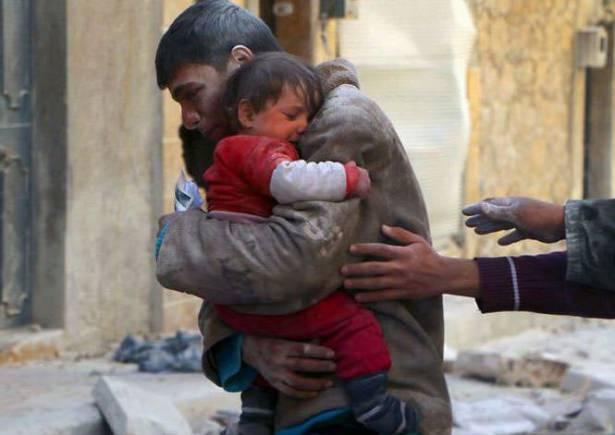 <p>Yıkılan evinin yıkıntıları arasından kız kardeşini kurtaran Suriyeli çocuk</p>

<p> </p>
