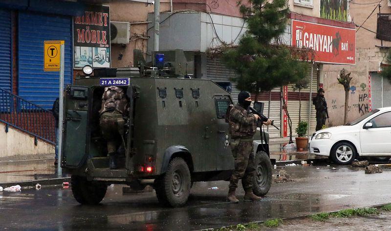 <p>Yolu trafiğe kapatıp bazı araçları ateşe veren teröristlere polis ekipleri müdahale etti. </p>