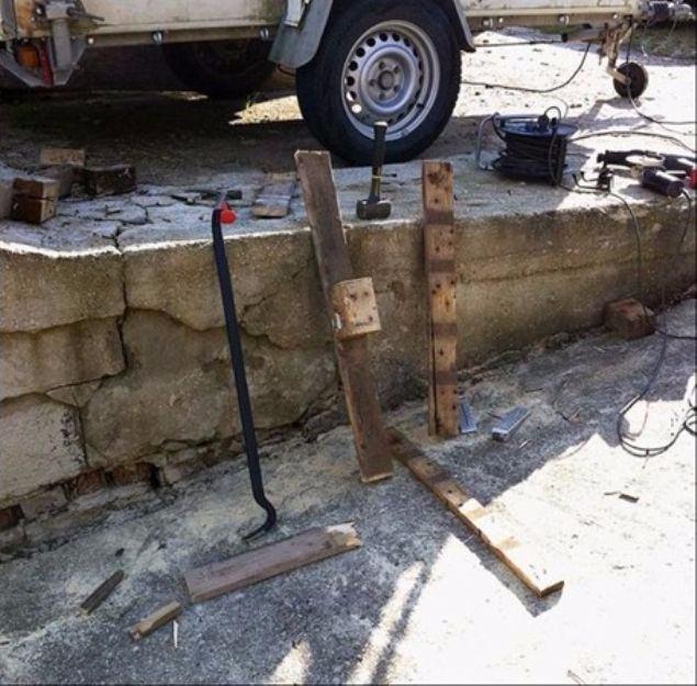 <p>Eski tahta parçalarını kullanarak ihtiyacı olan şeyi yaptı.</p>
