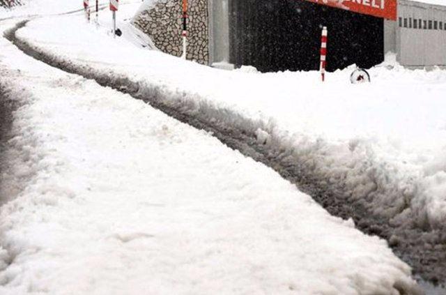 <p>Batı Karadeniz bölgesinde Kastamonu, Bolu ve Düzce, İstanbul'u Ankara'ya bağlayan yol boyunda rakımın bin veya 900 metreyi geçtiği yerlerde yağışlar kar şeklinde görülecek. </p>
<p> </p>