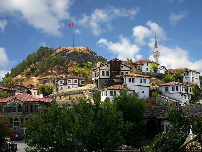 <p>Sakarya<br />
<br />
Nüfusu: 976 948  <br />
Toplam otomobil sayısı: 139 408<br />
​Kaç kişiye bir otomobil düşüyor: 7</p>
