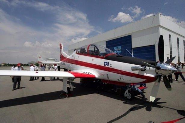 <p><strong>HÜRKUŞ</strong><br />
Türk mühendisler tarafından üretilen ikinci hava aracı olan Hürkuş saatte 574 kilometre maksimum seyir hızına ulaşabiliyor. Perdövites hızı (iniş konfigürasyonu) 143 km/sa olan Hürkuş'un maksimum tırmanma hızı ise deniz seviyesinde 22 m/s olarak belirtiliyor.</p>

<p> </p>
