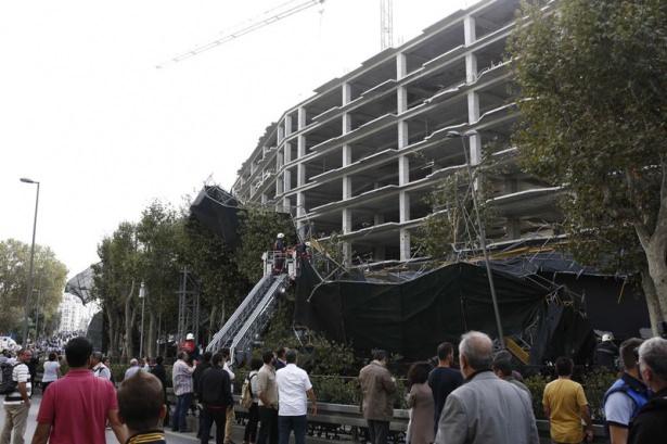 <p>Taksim Elmadağ'da şiddetli fırtına nedeniyle bir inşaatın iskelesi çöktü.</p>
