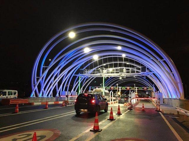 <p>Dünyada, denizin en derininde yapılan ilk projenin uzunluğu 14,6 kilometre ve bunun 3,4 kilometrelik kesimi denizin altından tünelle geçiliyor.</p>

<p> </p>
