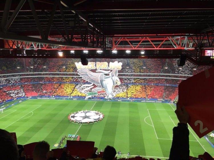 <p>Benfica taraftarından Dortmund maçı öncesi Şampiyonlar Ligi kupası ve kartallı koreografi</p>
