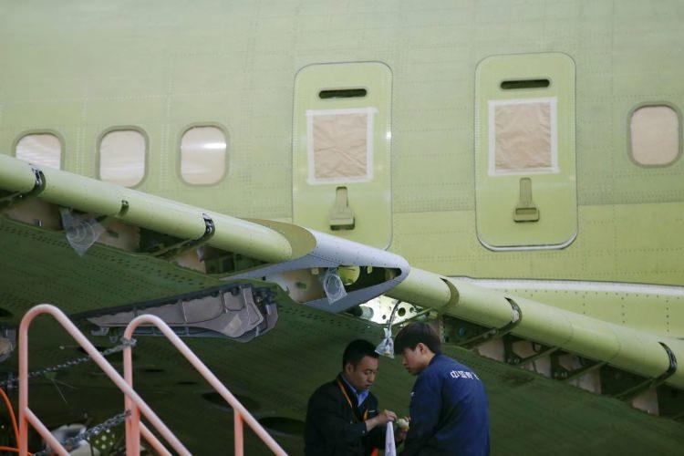 <p>2006'da başlayan C919 projesinde bir çok yerli firmanın yanı sıra 16 yabancı tedarikçi firma da yer alıyor.<br />
<br />
<span style="color:#FFD700"><strong>ÇİN DE ARTIK LİSTEDE</strong></span><br />
<br />
C919 projesi ABD, Avrupa ve Rusya'dan sonra, Çin'i Jumbo büyüklüğünde uçak üreticileri arasında 4. sıraya yükseltti.</p>
