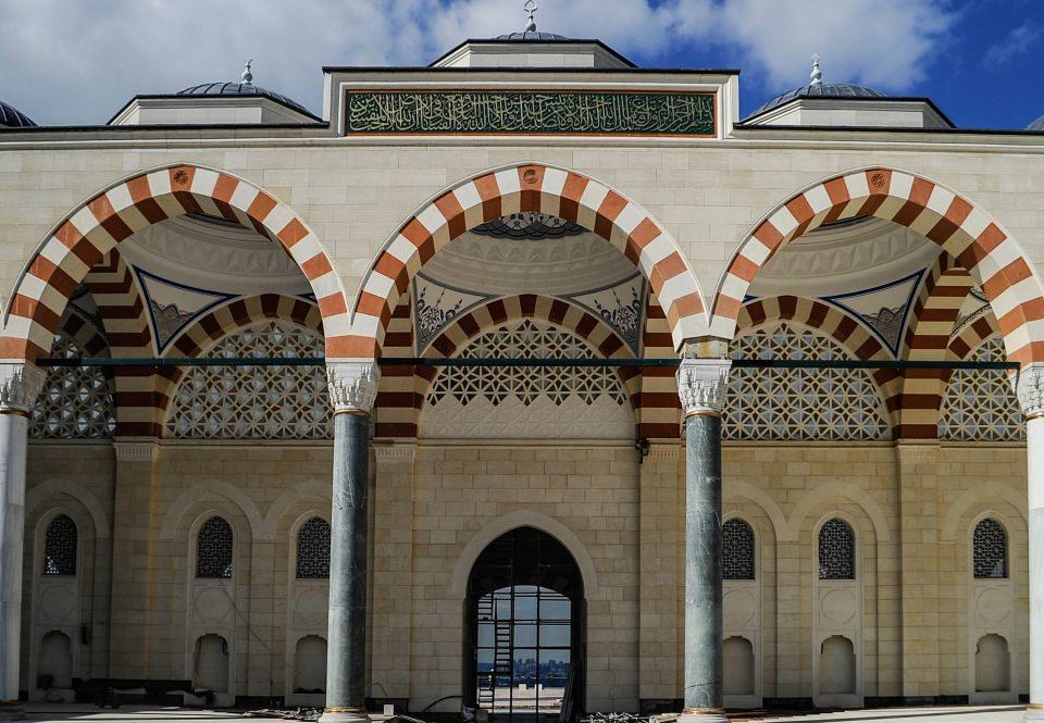 <p>Cumhuriyet tarihinin en büyük cami projesi olan Çamlıca Camii’nde 50 bin kişi aynı anda ibadet edebilecek</p>

