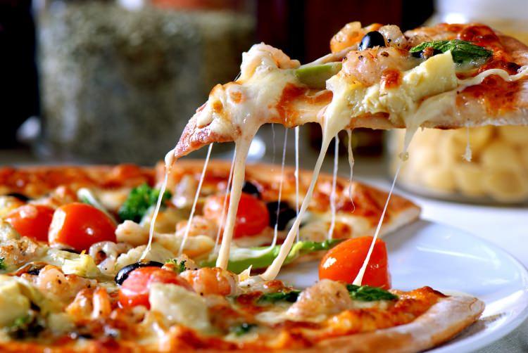 <p>Sıcacık bir pizzayı kim sevmez ki? 180 gr. pizza hemen hemen 330 kaloriye denk gelmektedir. <strong>Bu koloriden kurtulmak için ise 1 saat boyunca aralıksız yüzmelisiniz.</strong></p>
