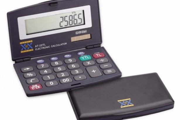 <p>Elektronik hesap makinesini, uzaktan kumandasını naylona sarmış, üzerine de ambalaj lastiği geçirmiş birini görürseniz Türk'tür o.</p>
<p> </p>