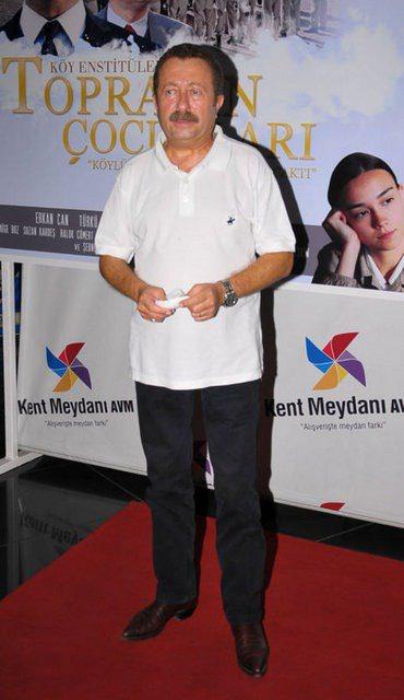 <p>Oyuncu Erkan Can'ın 1959 model Checrolet İmpala'sı var.</p>