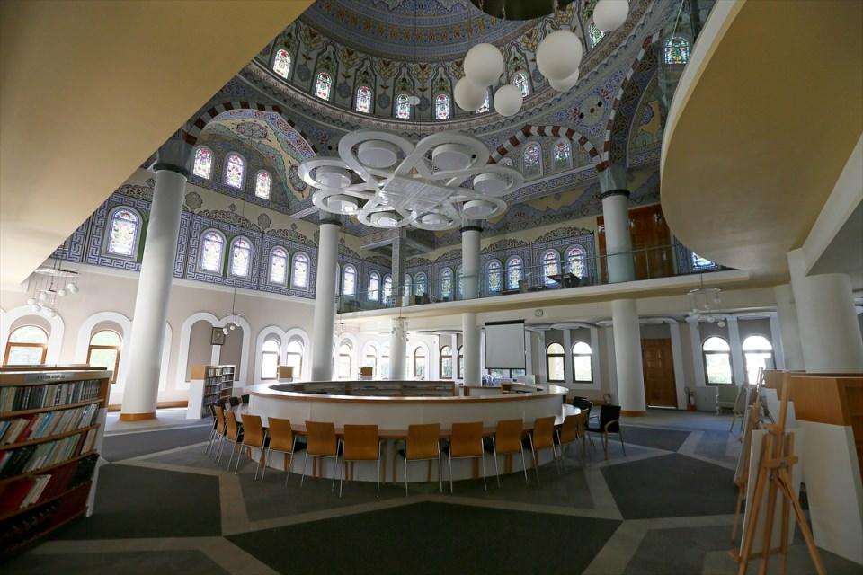 <p>İçerisinde mihrabı bulunmayan ve aslına uygun kullanılmayan caminin durumunun içlerini acıttığını ifade eden Yahşi, "Bunu kabul etmemiz mümkün değil. Bugünden itibaren bu bina aslına uygun olarak yani cami olarak kullanılmaya başlanacak. Bir hayırseverimiz de eksiklerini giderecek ve bu camimiz halkın hizmetine sunulmuş olacak." diye konuştu</p>

<p> </p>
