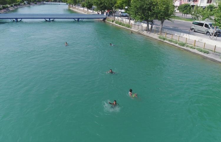 <p>Ücretsiz faydalanılan 10 metre eninde, 20 metre uzunluğunda ve 1,5 metre derinliğindeki havuzlarla sulama kanallarına gitmelerinin önüne geçilen çocuklara, antrenörler eşliğinde temel yüzme eğitimleri veriliyor. 6-13 yaş grubundaki çocukların faydalanabildiği havuzlarda, güvenlik görevlileri bulunduruluyor.</p>
