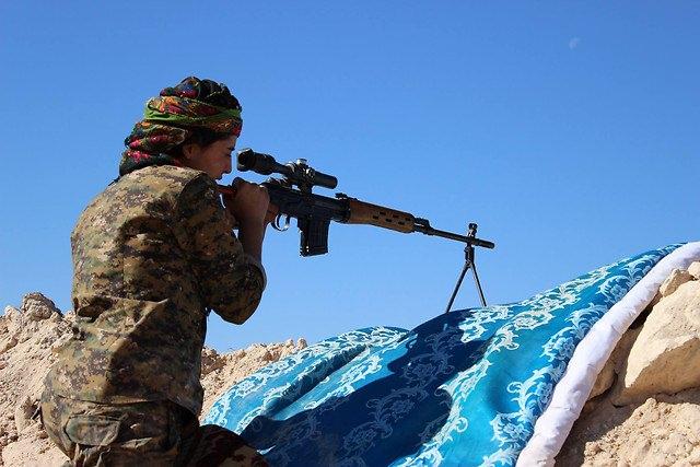 <p>YPG açılımı Kürtçe Yekîneyên Parastina Gel'dir. Türkçesi ise Halk Koruma Birlikleri'dir. YPG, Suriye'de kurulan ve faaliyet gösteren, Kürt Yüksek Komitesi'ne bağlı silahlı örgüt. Suriye'nin kuzeyindeki bazı bölgeleri kontrol etmektedir.</p>

<p> </p>
