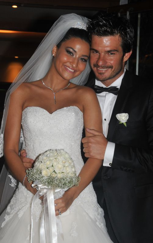 <p>Gizem Akın gelinliği ve saçı</p>

