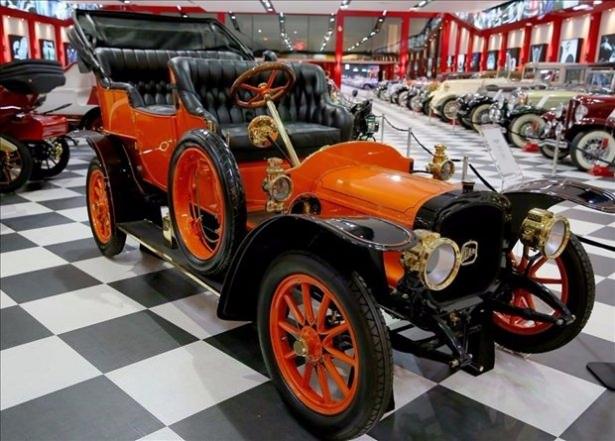 <p>"Key Museum"un kurucusu Murat Özgörkey, müzenin temelinin, kardeşi Selim'in 2002 yılında eski bir cipi toplamaya başlamasıyla atıldığını, bayiliğini yürüttükleri lüks otomobil markasının eski modellerini de alıp yenileyerek galeride sergilemeye başladıklarını anlattı. Özgörkey, bu işten keyif almaları nedeniyle yeniden hayat kazandırdıkları araç sayısının da hızla arttığını ifade etti.</p>
<p> </p>