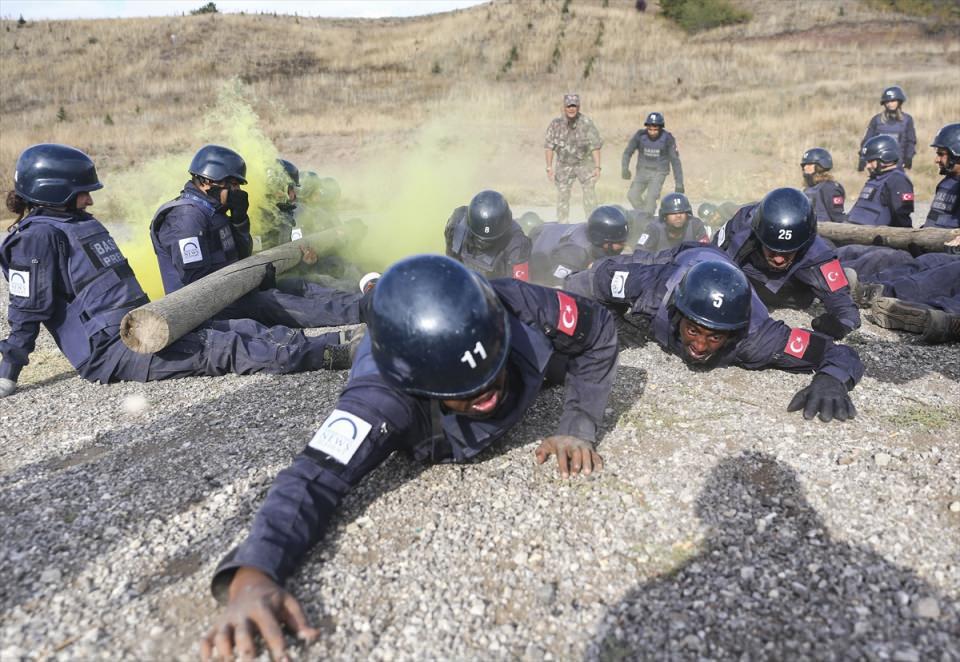 <p>Saha eğitimleri kapsamında Özel Harekat Daire Başkanlığında 16 Ekim Pazartesi günü akşam saatlerinde Gölbaşı ilçesi Şekertepe mevkisine götürülen kursiyerlere, güzergahta kendilerini bekleyen örnek pusu olayları konusunda bilgi verilmedi. Kursiyerler, aniden bomba ve silah sesi duyduklarında tam siper pozisyonu aldı.</p>

<p> </p>
