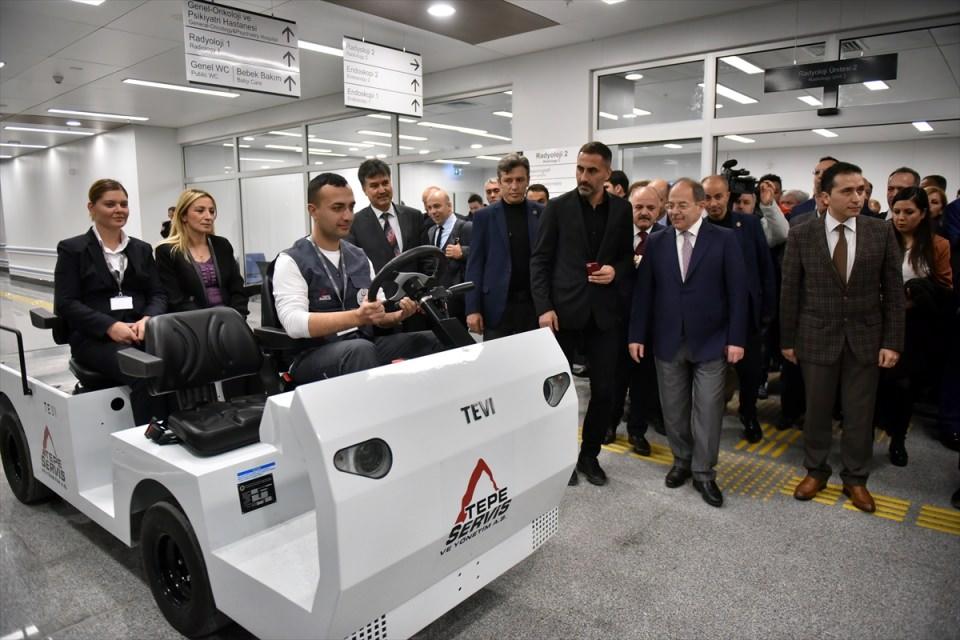 <p><strong>"REFAKATÇİ YERDE MUKAVVADA YATARDI"</strong><br />
<br />
Sağlıkta dönüşümün yeni yüzü olan şehir hastaneleri ile önceki yılları karşılaştıran Bakan Akdağ, "Geçmişte tek kişilik odada aşağı yukarı altı çocuk yatardı. </p>