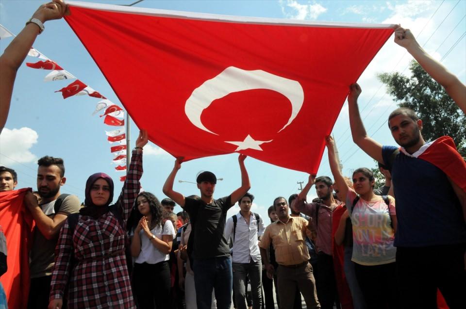 <p>Van'ın Çaldıran ilçesinin Tendürek Dağı bölgesinde güvenlik güçlerince yürütülen operasyonlarda, terör örgütü PKK militanları ile çıkan çatışmada şehit düşen Astsubay Üstçavuş Suat Petek'in (36) cenazesi, memleketi Osmaniye'nin Kadirli ilçesinde toprağa verildi. Törende, şehidin annesi Elif (sol 2) ve kardeşi Oğuzhan (sağ 2) Helvacı'yı yakınları teskin etmeye çalıştı.</p>