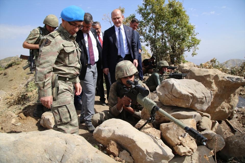 <p>Soylu, daha sonra saldırıda yaralanan Jandarma Uzman Çavuş Murat Çiçek'i, tedavi gördüğü Şırnak Devlet Hastanesinde ziyaret ederek, geçmiş olsun dileğinde bulundu.</p>
<p> </p>