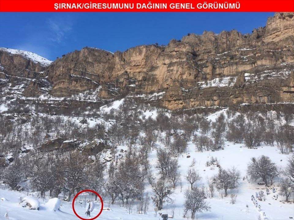 <p>Şırnak'ın Uludere ilçesi Giresumunu Dağı'ndaki operasyonda terör örgütüne ait çok sayıda mühimmat ve yaşam malzemesi ele geçirildi.</p>
