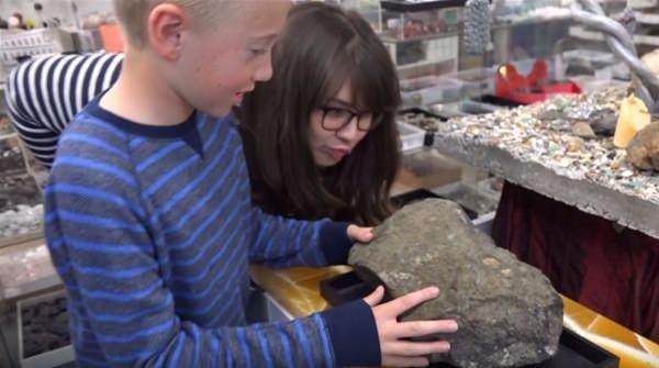 <p>Oldukça sıradan bir taş olduğunu düşünmüşlerdi ama incelemelerden sonra herkes şaşkına döndü...</p>

<ul>
</ul>
