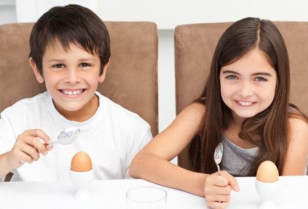 <p>2-Yumurta alerjisi Gıda alerjileri içinde ikinci en sık alerji türü yumurtaya karşı olur. Yumurta alerjisi söz konusu olduğunda inek sütünde olduğu gibi bu kez yumurtadan ve içeriğinde yumurta bulunan paketli gıdalardan uzak durulması tedavinin esasını oluşturur.</p>
