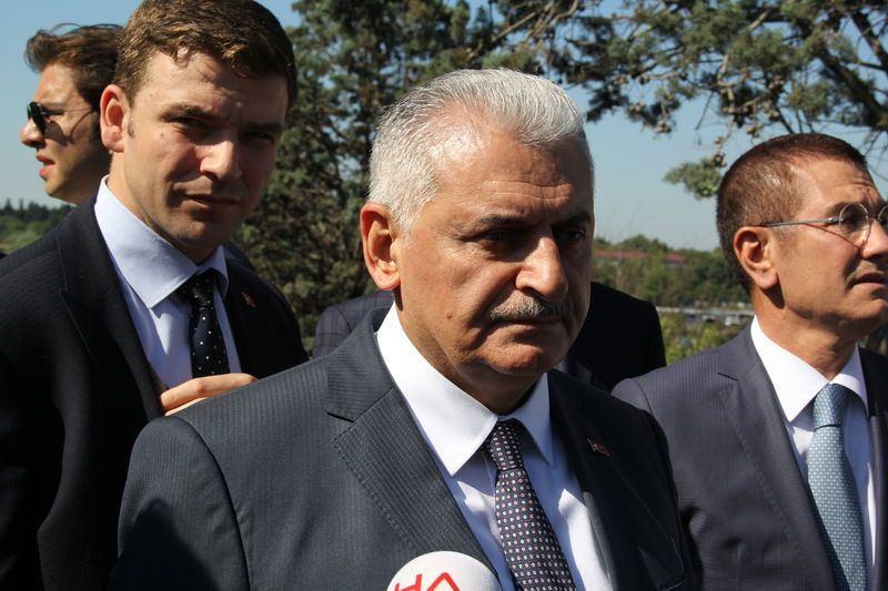 <p><strong>DENİZCİLİKLE İÇ İÇE BİR HAYAT</strong></p>
<p>Binali Yıldırım İstanbul Teknik Üniversitesi Gemi İnşaa ve Deniz Bilimleri Fakültesi’nden mezun oldu ve aynı bölümde yüksek lisansını yaptı. Yıldırım’ın deniz aşkı kariyerinden geliyor. Türkiye Gemi Sanayi Genel Müdürlüğü ve Camialtı Tersanesi’nde çeşitli kademelerde yöneticilik yaptı. 1990 – 1991 yılları arasında ise İsveç’te bulunan Uluslararası Denizcilik Örgütü’ne ,(IMO) ait Dünya Denizcilik Üniversitesi’nde denizde can ve mal güvenliği eğitimi aldı. Eğitim sırasında 6 ay boyunca İskandinav ülkeleri ve Avrupa’da çeşitli ülke limanlarında Denizcilik idaresi uzmanları ile birlikte kontrollerde bulundu.</p>