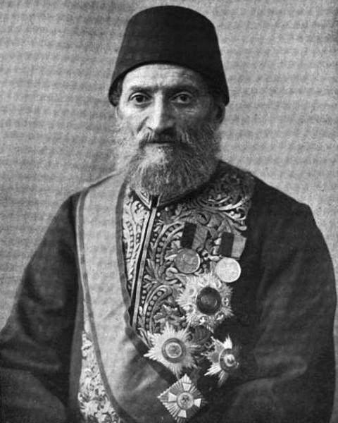 <p>Osmanlı Devleti'nde 4 kez, toplamda 8 yıl Sadrazamlık görevini yürüten Kıbrıslı Mehmet Kamil Paşa. Mayıs ayında kaybettiğimiz usta oyuncu Zeki Alasya, kendisinin ikinci dereceden yeğeni olur.</p>

<p> </p>
