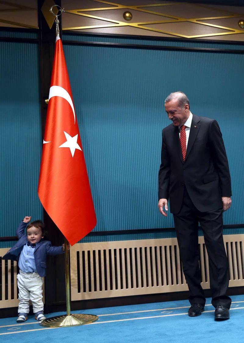 <p>Cumhurbaşkanı Recep Tayyip Erdoğan, Cumhurbaşkanlığı Sarayı'nda düzenlenen "Devlet Övünç Madalyası ve Beratı Tevcihi" töreninde Ankara’da ikamet eden 27 şehit yakını ve gaziye Devlet Övünç Madalyalarını tevcih etti. Gazi Jandarma Astsubay Başçavuş Veli Güven'in madalyasını almak için sahneye çıktığı sırada çocuğunun sahnede koşturması ve Türk Bayrağına sarılması salonda gülümsemelere ve alkışa neden oldu.</p>