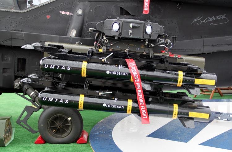 <p>Proje kapsamında, helikopter platformları için tararken izleme yeteneğine sahip atış kontrol radarı, </p>
