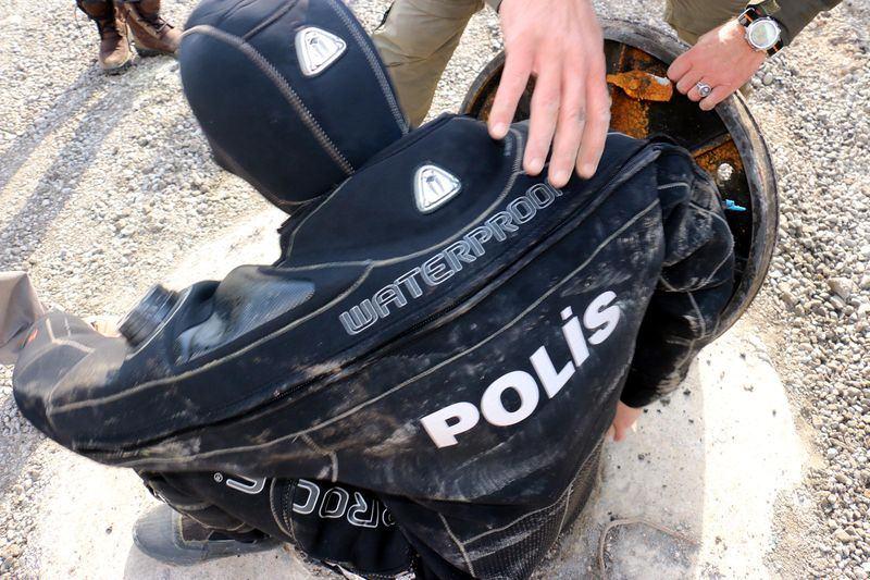 <p>Metal detektör, bomba köpeklerinin de kullanıldığı arama faaliyetlerinde 2 gruba ayrılan dalgıç polislerin aramalarında herhangi bir patlayıcıya rastlanılmadı.</p>
