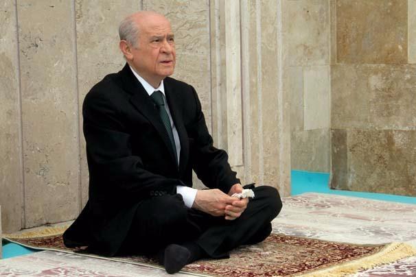 <p>Devlet Bahçeli, Türkiye tarihinin, en sıkıntılı dönemlerinden birinin yaşadığını belirterek, vatan ve millet nöbeti bekleyen evlatların gün aşırı şehadetlerinin yürekleri parçaladığını söyledi.</p>
<p> </p>