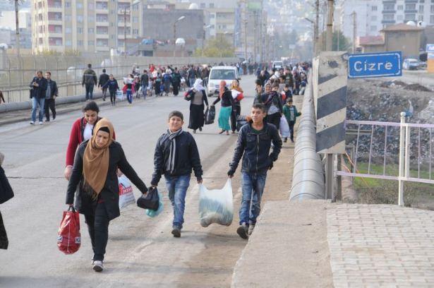 <p>Şırnak Valiliğinin Cizre ve Silopi'de saat 23.00'ten itibaren sokağa çıkma yasağı uygulanacağı yönündeki açıklamasının ardından mahallelerinde hendek bulunan ailelerin bir kısmı evlerini terk etti.</p>
<p> </p>