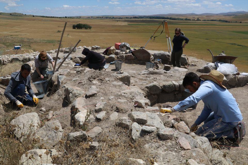 <p>Kazılarda, höyüğün en alt kısmında Kalkolitik döneme ait çanak, çömlek üretim atölyeleri ve pişirme ocakları tespit edildi. </p>

<p> </p>
