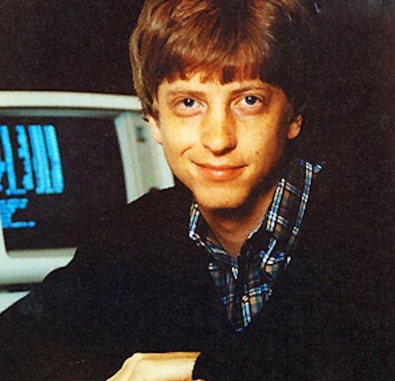 <p>Birçok ünlü yazılımcı ya da teknoloji girişimcisi kaderinde olduğu gibi Bill Gates de okulu bıraktı. 1975 yılında Harvard Üniversitesi'nden ayrılan Bill Gates, kendini tamamen Microsoft'a verdi.</p>