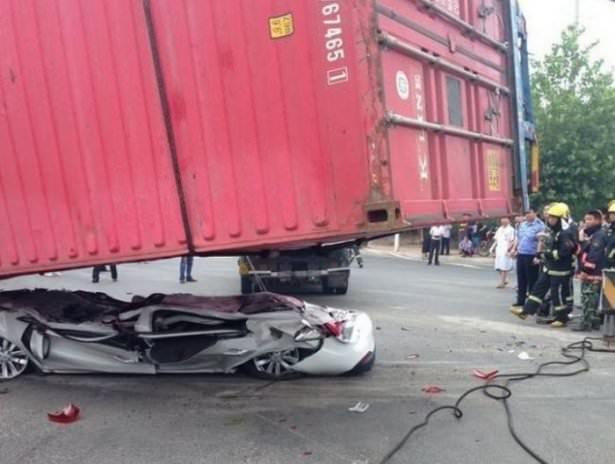 <p>Qingdao yakınlarındaki otoyolda meydana gelen kaza, keskin virajı alamayan tırın devrilerek arkasındaki konteynerin hemen yanda seyreden otomobilin üzerine düşmesiyle meydana geldi.</p>

<p> </p>
